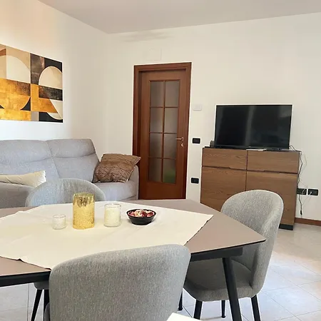 Apartment Domus Estense Parcheggio Gratuito No Ztl Centro A 5 Minuti A Piedi